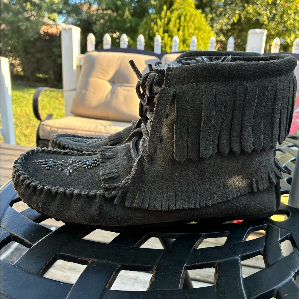 Manitoba Harvestor Gray Fringe Moccasin Boots fur Lining excellent preloved - Picture 6 of 11